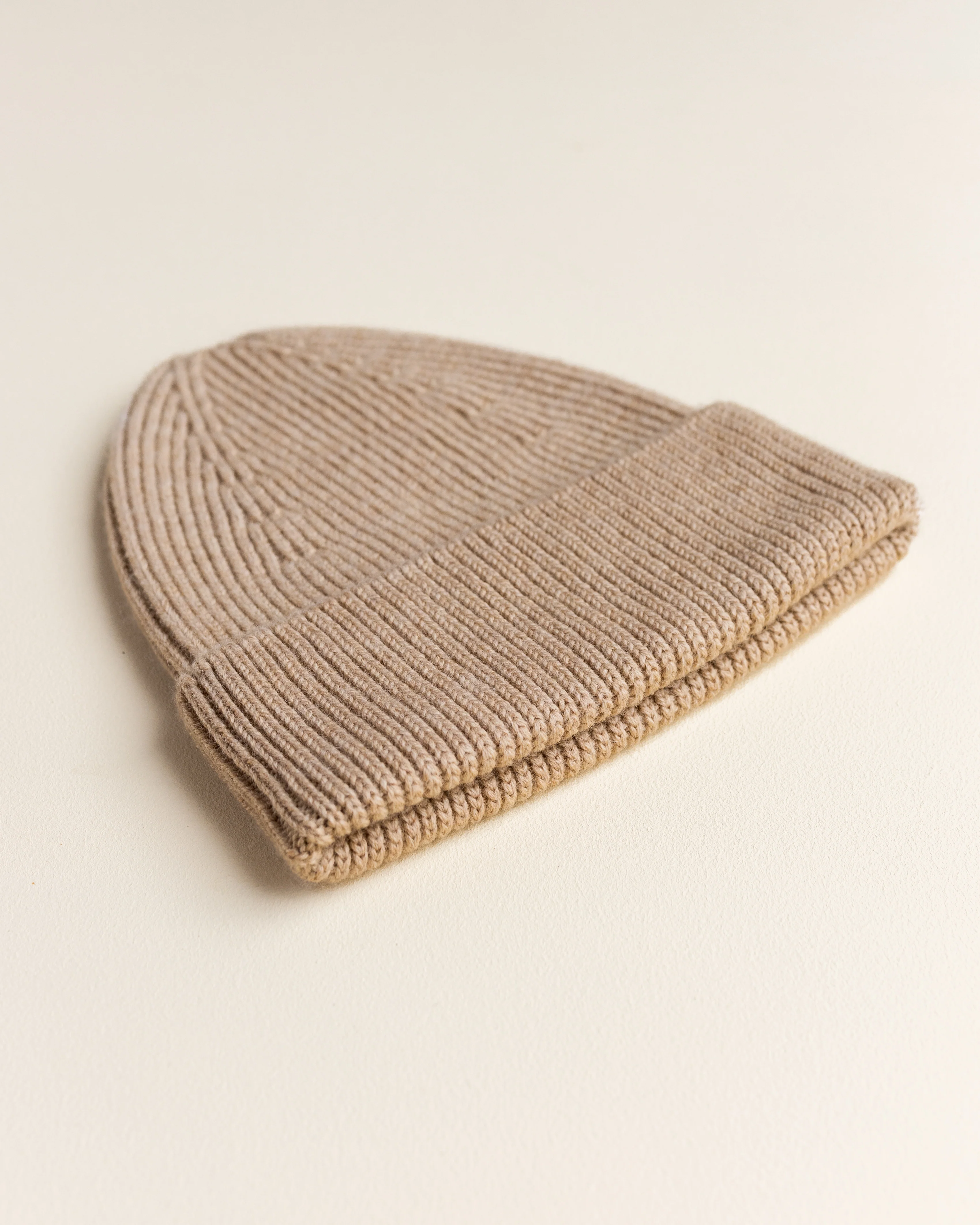 Hvid Adult Beanie "Fonzie" Sand - Image 3