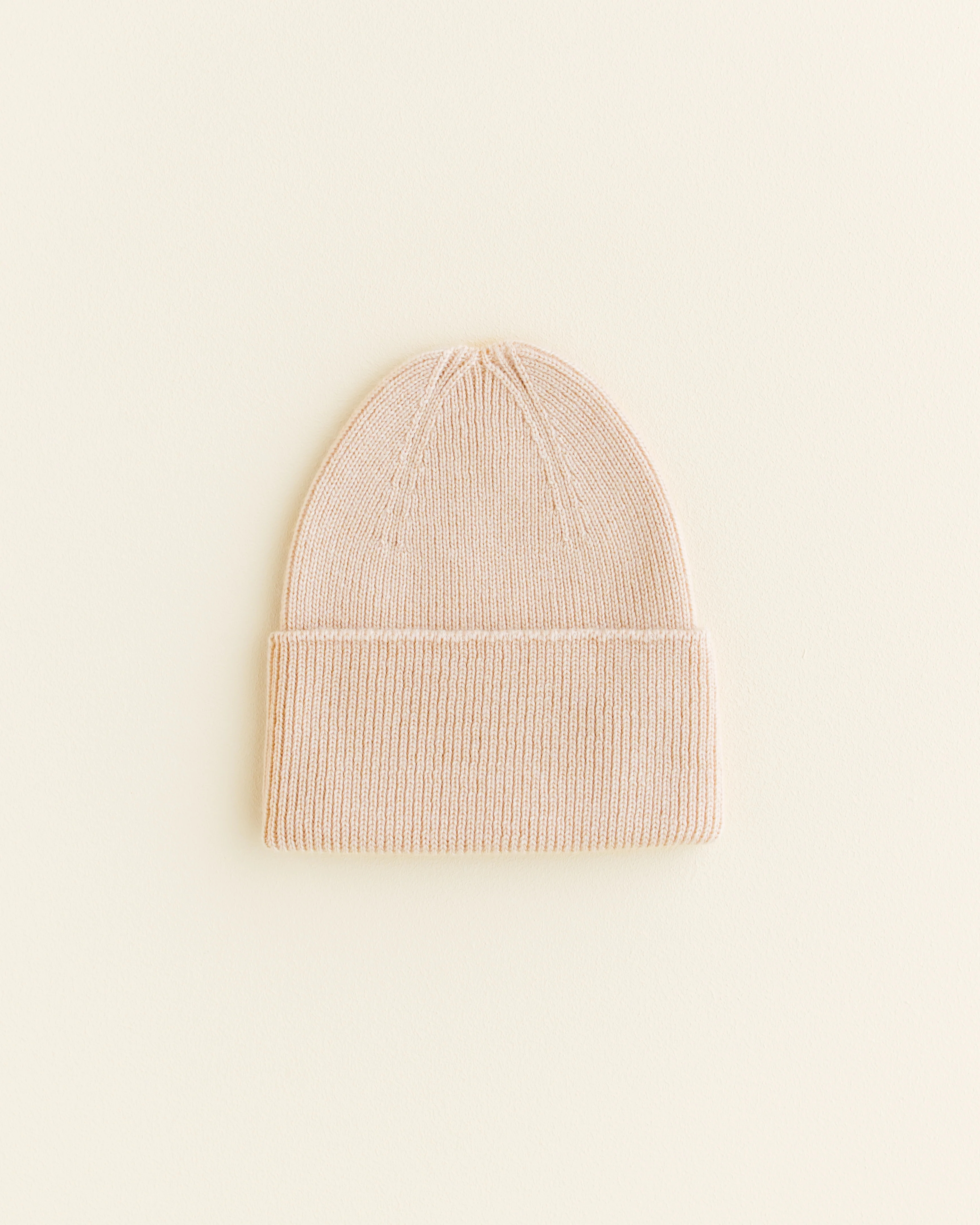 Hvid Newborn Beanie "Fonzie" Sand