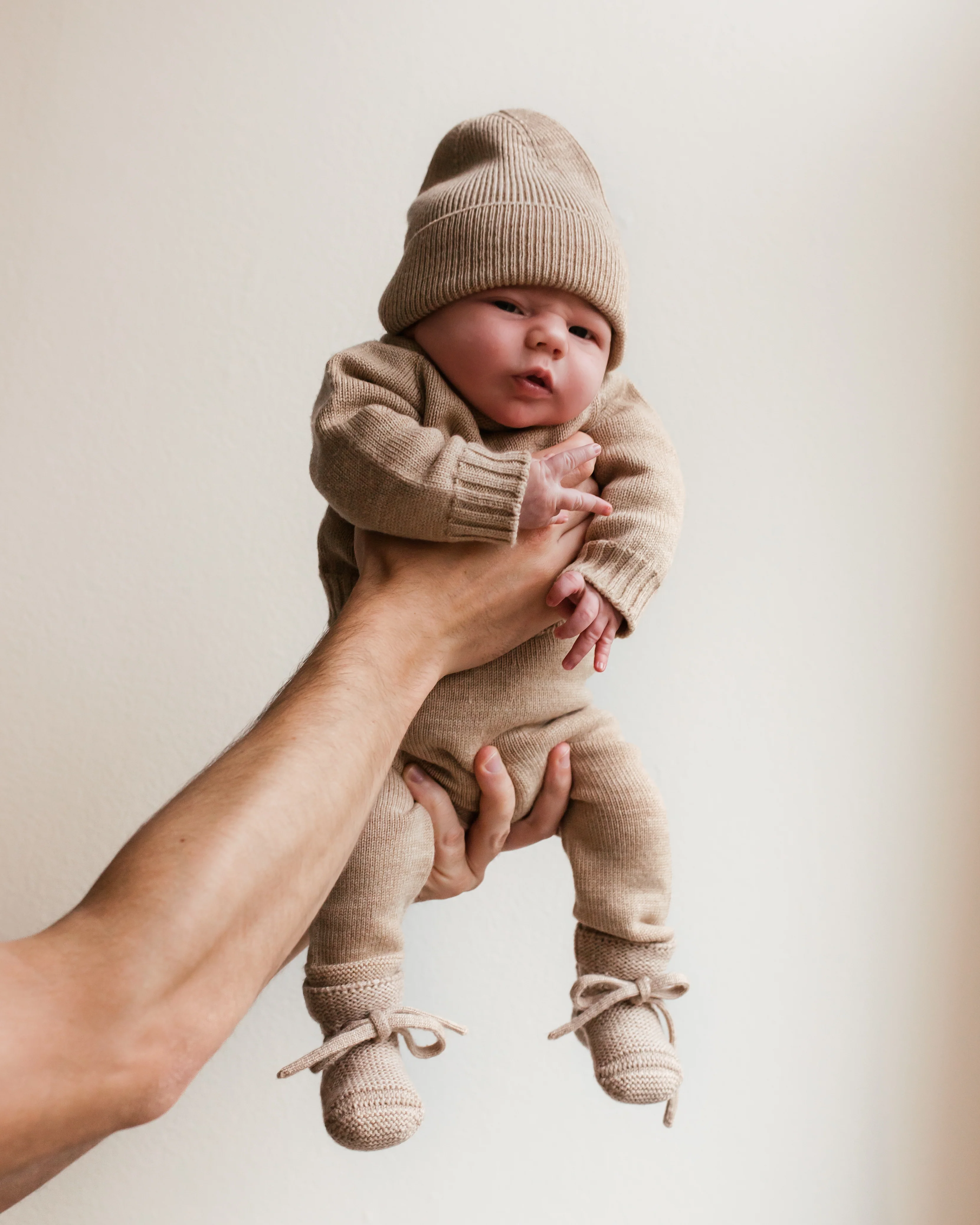 Hvid Newborn Beanie "Fonzie" Sand - Image 5