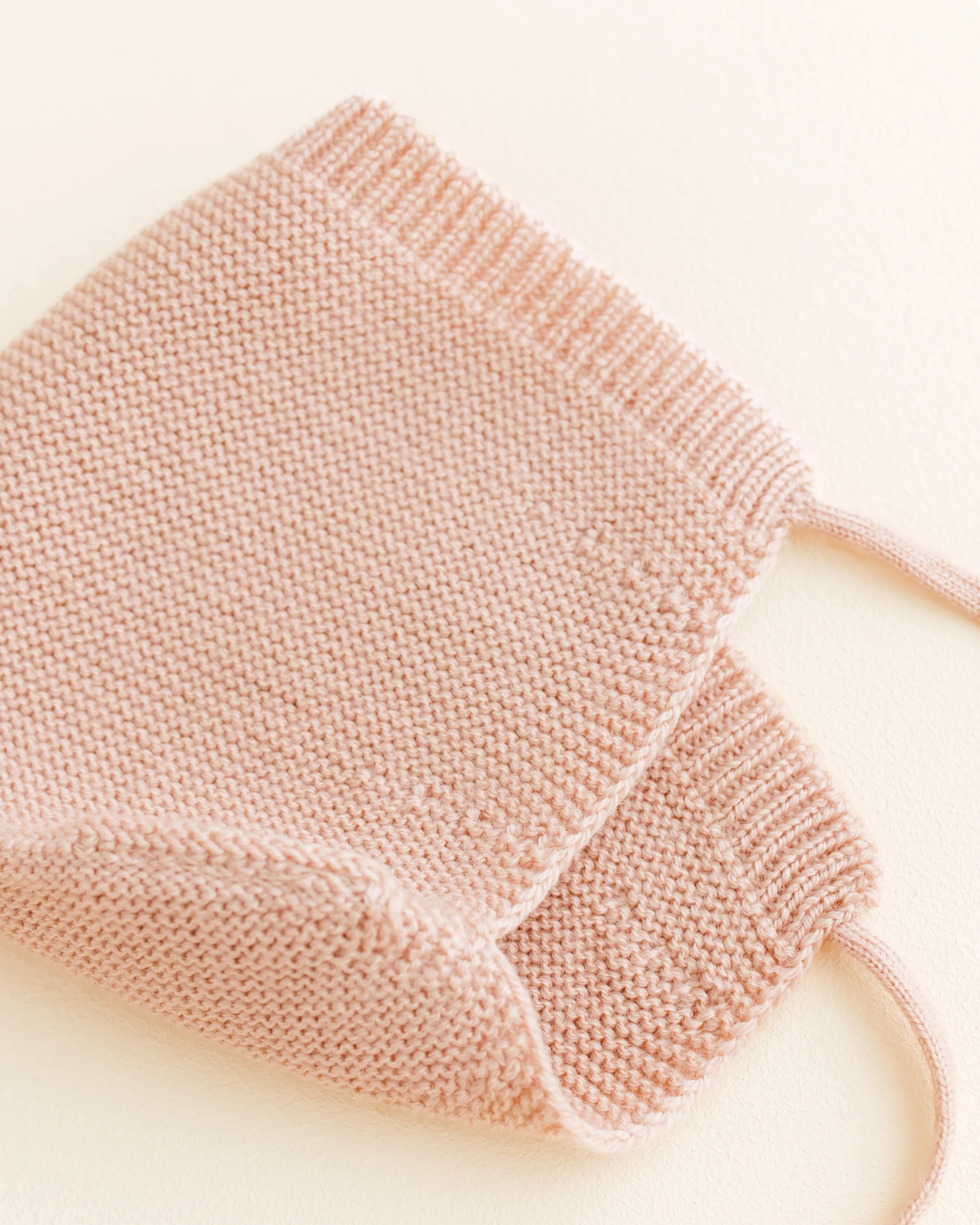 Hvid Newborn Strickmütze Apricot - Image 3