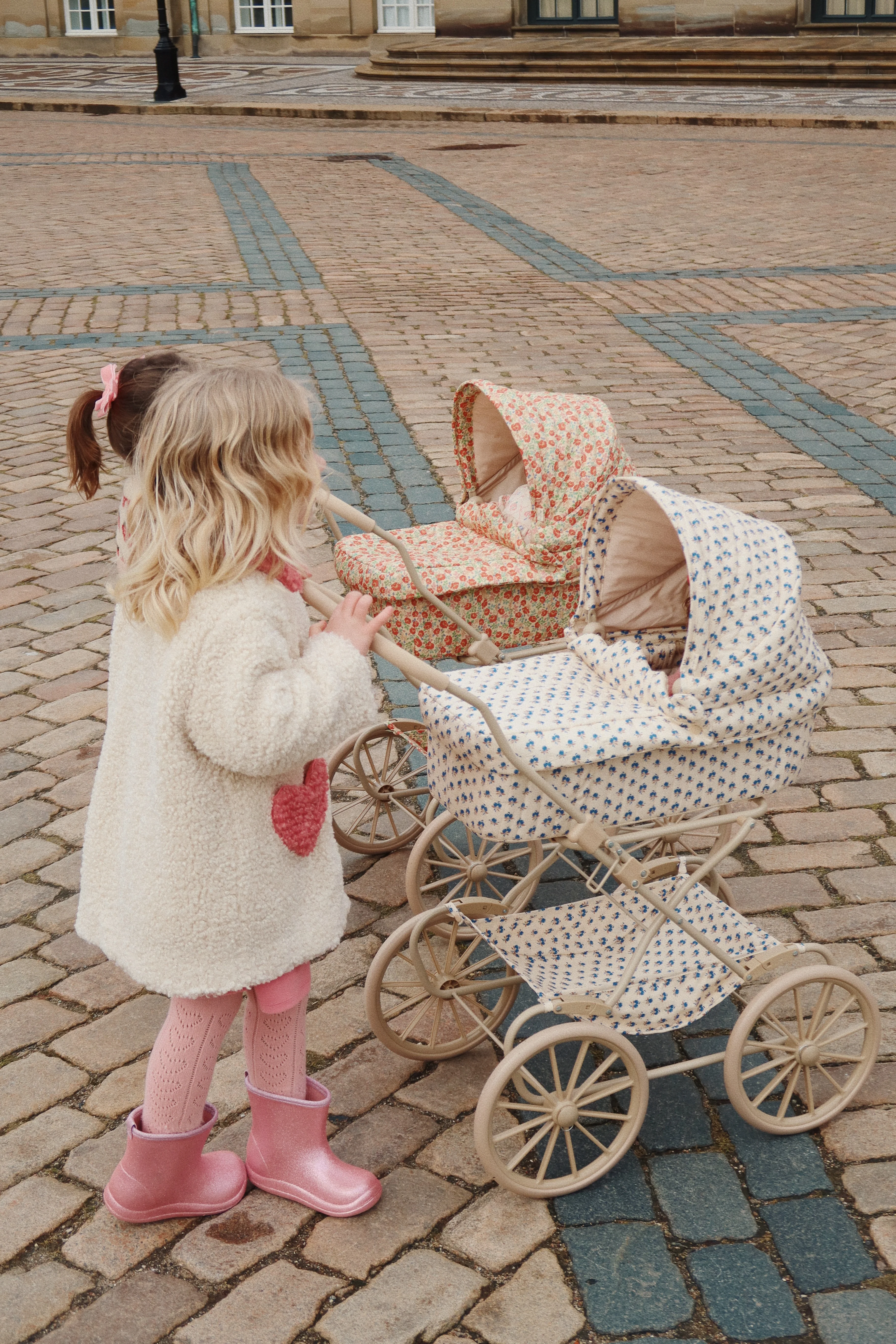 Konges Sløjd Puppenwagen "Doll Pram Ma Grand Cerise Glitter" - Image 4