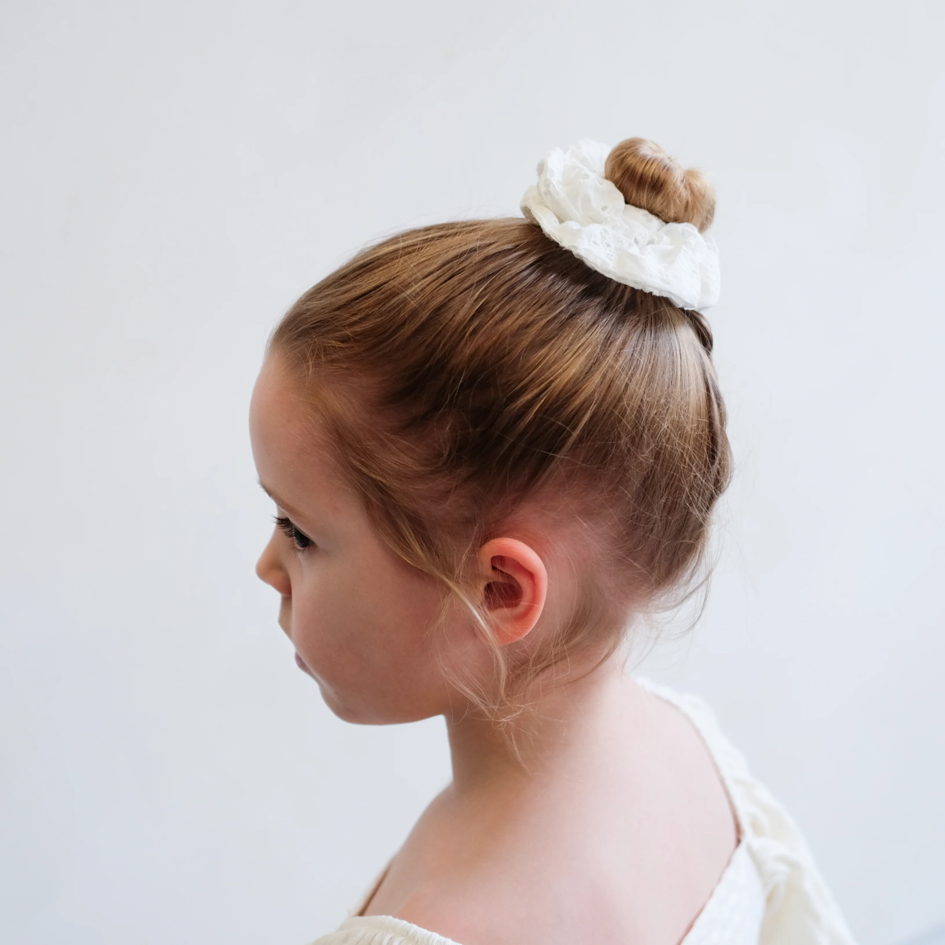 Mimi & Lula Haargummi "Broderie Scrunchie White" - Image 2