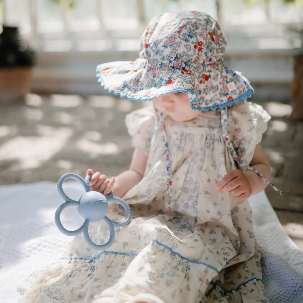 Mushie Beissring Rassel “Daisy“ | Faded Denim - Image 6