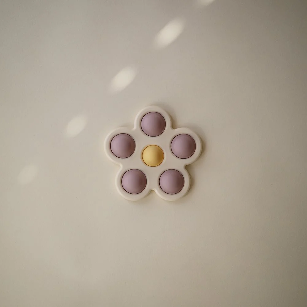 Mushie Blumen Babyspielzeug | Soft Lilac/Pale Daffodil/Ivory - Image 2