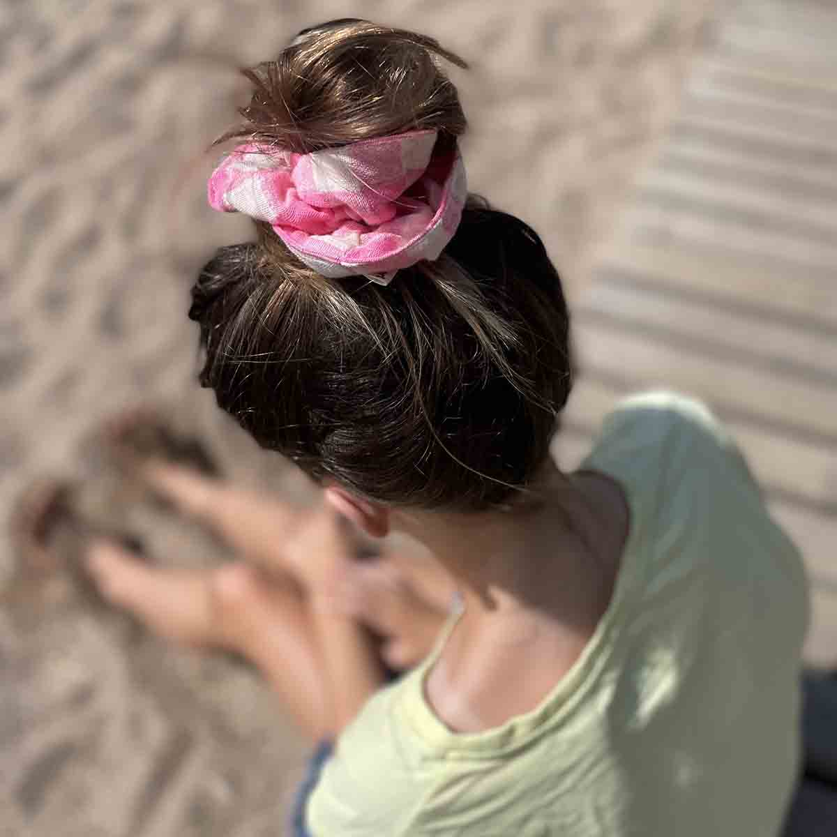 Rose in April Scrunchie "Chouchou" Ecru Neonpink - Image 4
