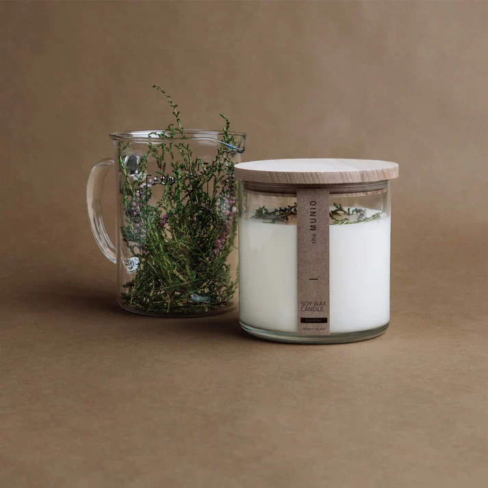 the Munio Sojawachs Duftkerze im Glas - Heather - Image 2